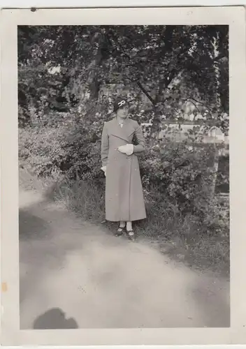(F8326) Orig. Foto Dame steht am Straßenrand, 1930er