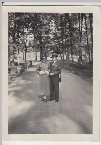 (F8325) Orig. Foto Paar steht auf einer Straße, Wald, Brücke 1930er