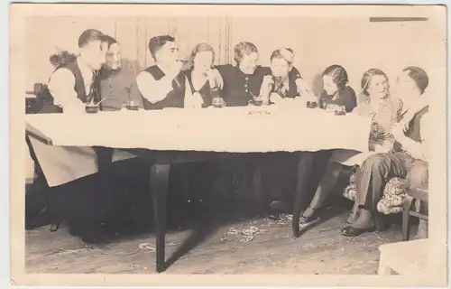 (F8324) Orig. Foto Personen an einem langen Tisch, Silvester 1935/36