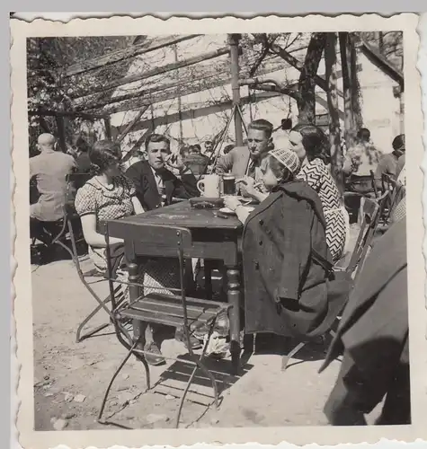 (F8310) Orig. Foto Personen sitzen in einem Biergarten 1930er