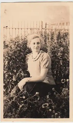 (F8309) Orig. Foto Frau sitzt im Garten 1933