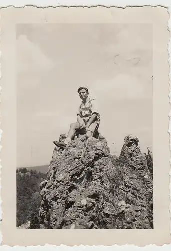 (F8308) Orig. Foto Höhenglücksteig, Herr auf einem Felsen 1935