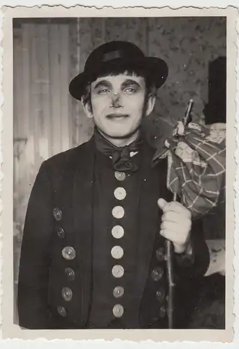 (F8303) Orig. Foto junger Mann, verkleidet als Harlekin, in der Stube, 1930er
