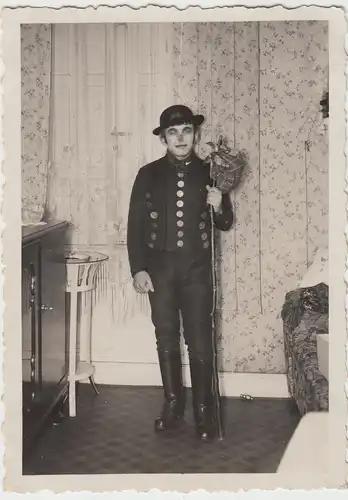 (F8302) Orig. Foto junger Mann, verkleidet als Harlekin, in der Stube, 1930er