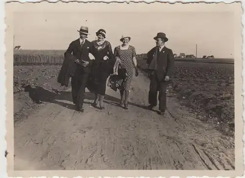 (F8300) Orig. Foto Personen auf einem Weg am Feldrand, 1930er