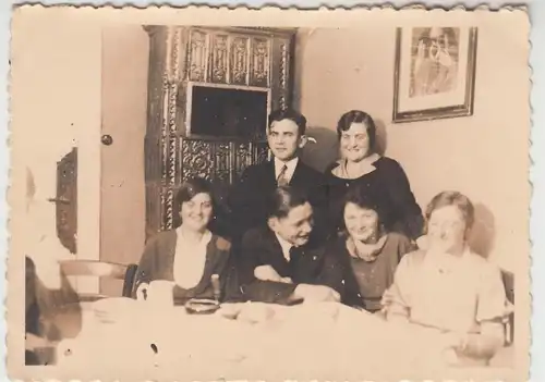 (F8299) Orig. Foto Personen in der Wohnstube am Kachelofen 1930er