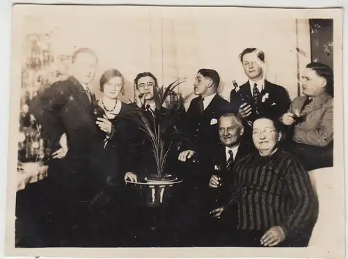 (F8292) Orig. Foto Personen in der Stube mit Weihnachtsbaum, Silvester 1932/33