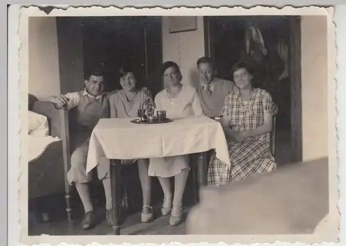 (F8291) Orig. Foto Personen sitzen in der Stube an einem Tisch, 1930er