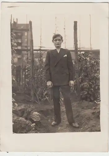(F8289) Orig. Foto junger Mann steht im Garten, 1930er