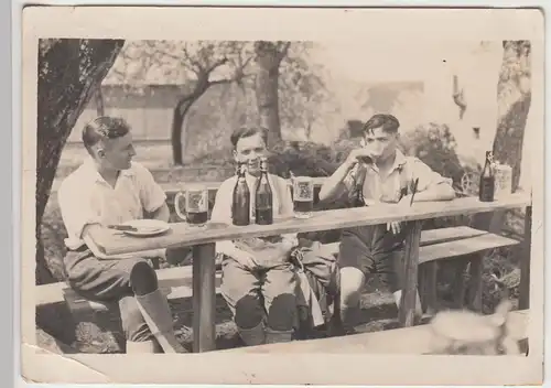 (F8287) Orig. Foto Jungen, junge Männer am Biertisch im Freien, 1930er