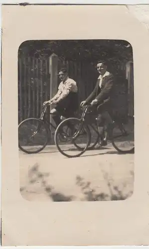 (F8286) Orig. Foto junge Männer unterwegs mit dem Fahrrad, 1920/30er