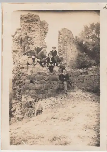 (F8285) Orig. Foto Jungen, junge Männer sitzen an einer Ruine, 1930er