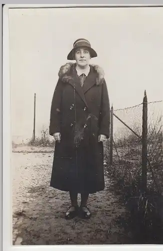 (F8278) Orig. Foto junge Frau im Mantel mit Pelzkragen 1931