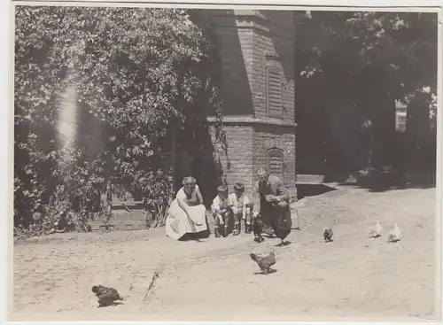 (F8276) Orig. Foto Gottesberg, Boguszów, Frau, Herr und Kinder füttern Hühner au