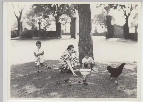 (F8275) Orig. Foto Gottesberg, Boguszów, Frau und Kinder füttern Hühner auf dem