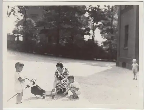 (F8273) Orig. Foto Gottesberg, Boguszów, Frau und Kinder füttern Hühner auf dem