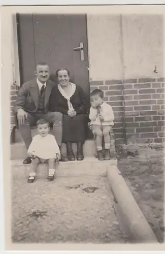 (F8261) Orig. Foto Frau Harnisch mit Kindern Hans und Friedelieb u. Herr vor dem