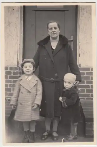 (F8259) Orig. Foto Mutter mit Kindern Hans und Friedelieb Harnisch vor dem Haus