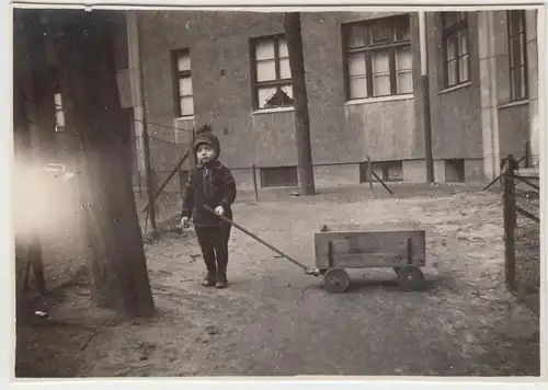 (F8258) Orig. Foto Kind Friedelieb Harnisch mit Bollerwagen vor dem Haus in Berl