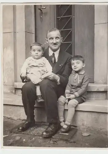 (F8252) Orig. Foto Onkel Hugo mit Kindern Hans und Friedelieb v.e. Haus in Berli
