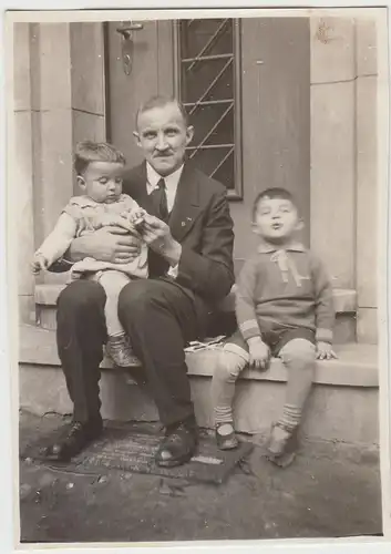 (F8251) Orig. Foto Onkel Hugo mit Kindern Hans und Friedelieb v.e. Haus in Berli