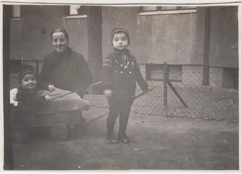 (F8250) Orig. Foto Frau mit Kindern Hans und Friedelieb v.e. Haus in Berlin 1929