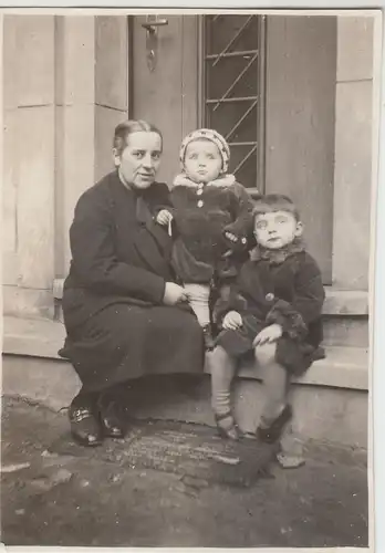 (F8249) Orig. Foto Frau mit Kindern Hans und Friedelieb v.e. Haus in Berlin 1929