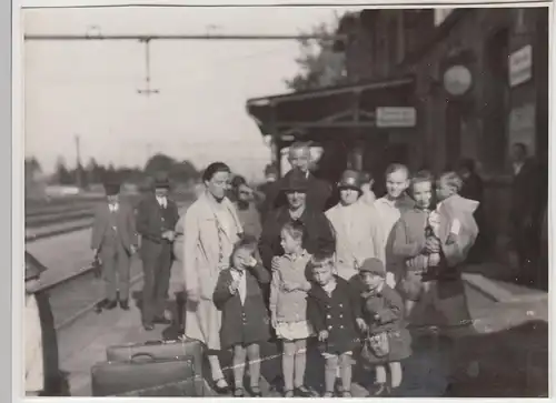 (F8248) Orig. Foto Bahnhof Dittersbach, Dzietrzychów, Reisegruppe vor der Abreis