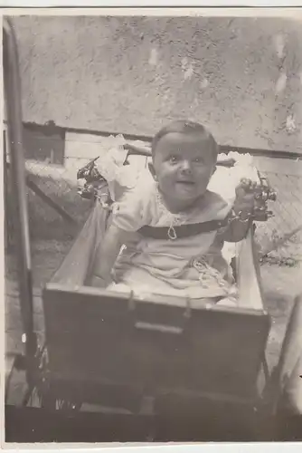 (F8242) Orig. Foto Kleinkind Hans Harnisch sitzt im Kinderwagen 1929