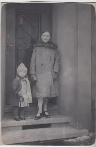 (F8238) Orig. Foto Frau Selma u. Junge Friedelieb Harnisch vor der Haustür 1928