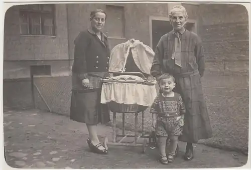 (F8235) Orig. Foto Familie Harnisch mit Kinderwagen in Berlin 1928