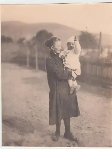 (F8231) Orig. Foto Tante Marie mit Junge Friedelieb im Freien 1928