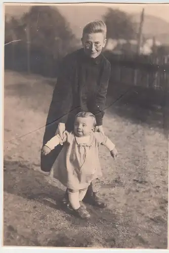 (F8229) Orig. Foto Tante Marie mit Junge Friedelieb im Freien 1928