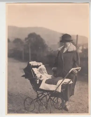 (F8225) Orig. Foto Frau mit Kind im Kinderwagen 1927