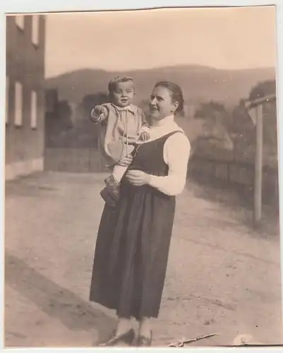 (F8223) Orig. Foto Frau mit kleinem Junge auf Arm 1927