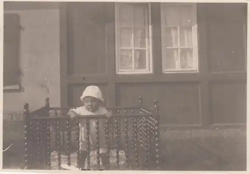 (F8222) Orig. Foto Kleinkind im Laufgitter vor dem Wohnhaus 1927