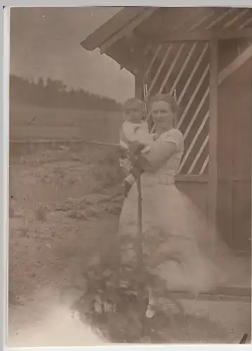 (F8221) Orig. Foto Frau mit Baby am Haus 1927