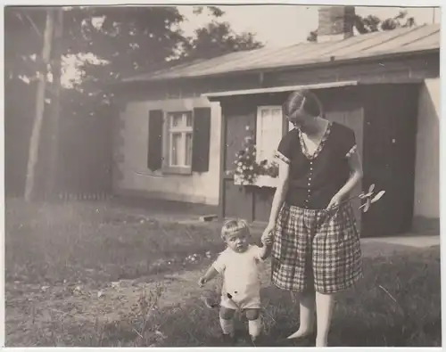 (F8220) Orig. Foto Fürstenberg (Oder), Frau mit Kleinkind und Windrad 1927