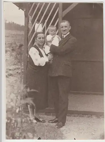 (F8219) Orig. Foto Personen mit Baby am Haus 1927