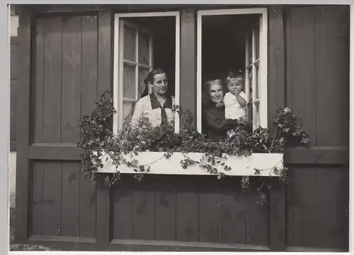 (F8217) Orig. Foto Fürstenberg (Oder), Personen schauen aus blumengeschmücktem F