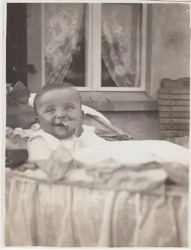 (F8215) Orig. Foto Kleinkind Friedelieb im Kinderwagen vor dem Wohnhaus 1927