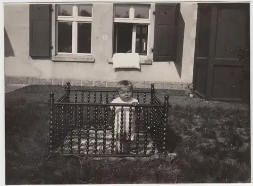 (F8214) Orig. Foto Kleinkind im Laufgitter vor dem Wohnhaus 1927