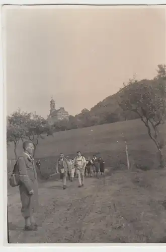 (F8196) Orig. Foto Castell (Unterfranken), Wanderer bei der Kirche (Steigerwald)