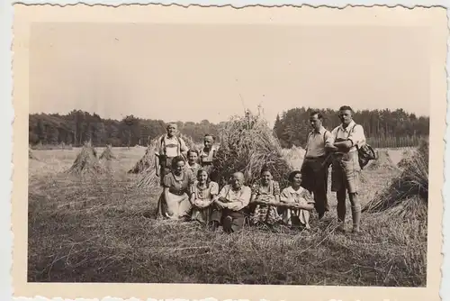 (F8166) Orig. Foto Wanderer auf dem Feld m. Getreidegarben, am Kreuzweiher 1935