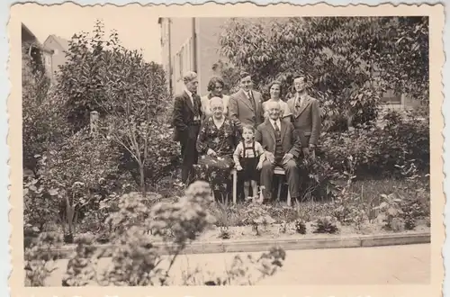 (F8131) Orig. Foto Nördlingen, Gruppenbild im Garten, Pension o.ä. 1935