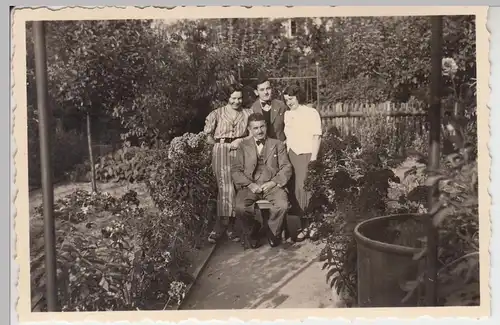 (F8130) Orig. Foto Nördlingen, Gruppenbild im Garten, Pension o.ä. 1935
