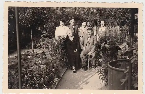 (F8129) Orig. Foto Nördlingen, Gruppenbild im Garten, Pension o.ä. 1935