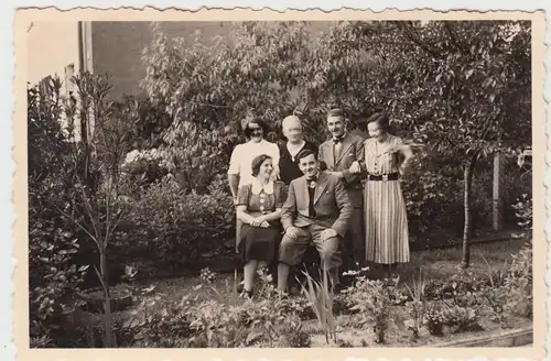 (F8127) Orig. Foto Nördlingen, Gruppenbild an einem Beet, Pension o.ä. 1935