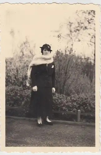 (F8125) Orig. Foto feine Dame mit Pelzkragen im Freien 1935