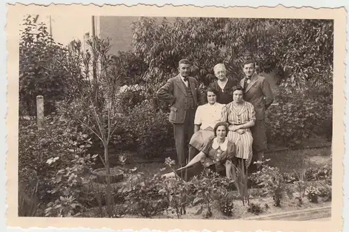 (F8122) Orig. Foto Nördlingen, Gruppenbild an einem Beet, Pension o.ä. 1935